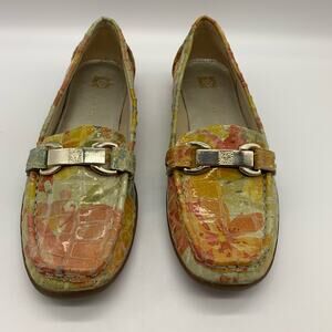 Anne Klein Women's Embossed Leather Floral Pattern Moccasin Loafers Sz 6M